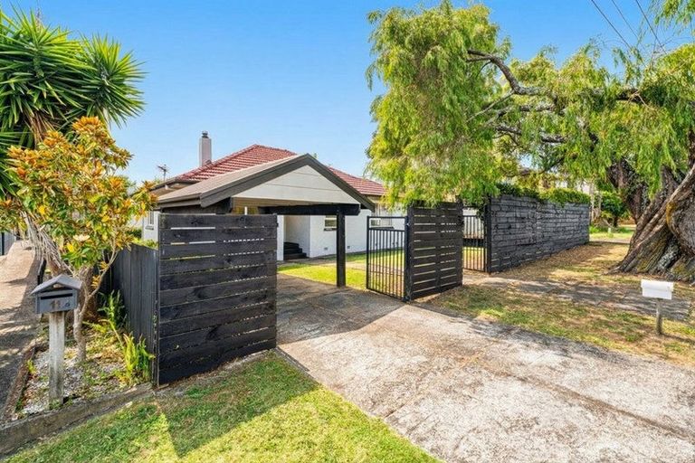 Photo of property in 1/9 Corrella Road, Belmont, Auckland, 0622
