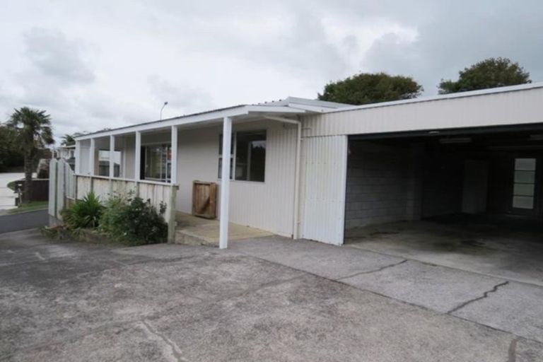 Photo of property in 1 Fairview Place, Westown, New Plymouth, 4310
