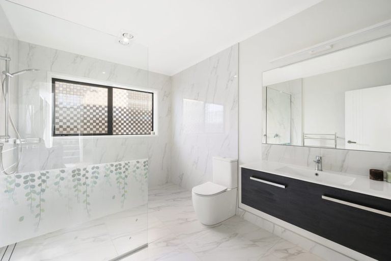 Photo of property in 8 Boeing Way, Newlands, Wellington, 6037