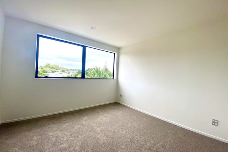 Photo of property in 1/20 Peach Road, Glenfield, Auckland, 0629