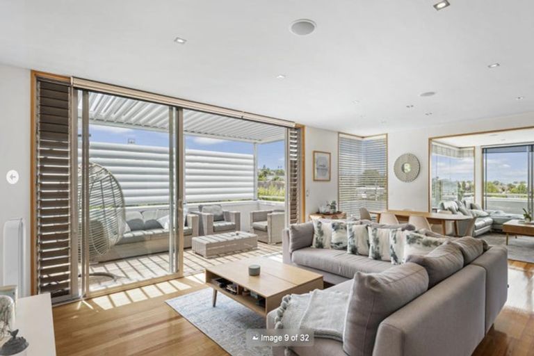 Photo of property in 2/55 Parr Terrace, Castor Bay, Auckland, 0620