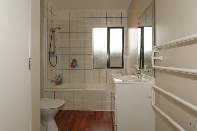 Photo of property in 10a Rena Place, West Harbour, Auckland, 0618