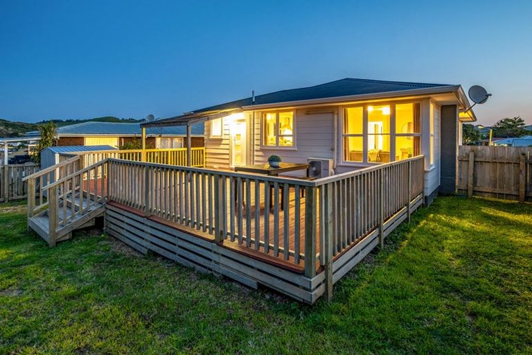 Photo of property in 32 Beauzami Crescent, Ascot Park, Porirua, 5024