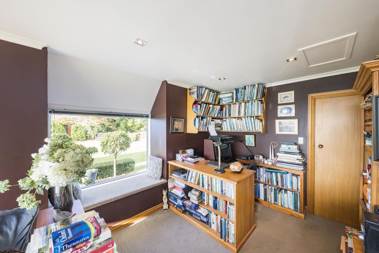 Photo of property in 38 Titirangi Drive, Fitzherbert, Palmerston North, 4471