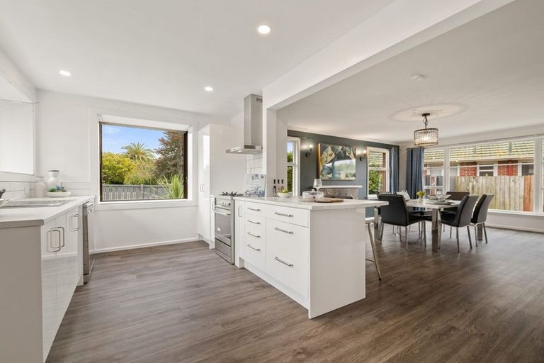 Photo of property in 16 Ilfracombe Place, Burnside, Christchurch, 8053