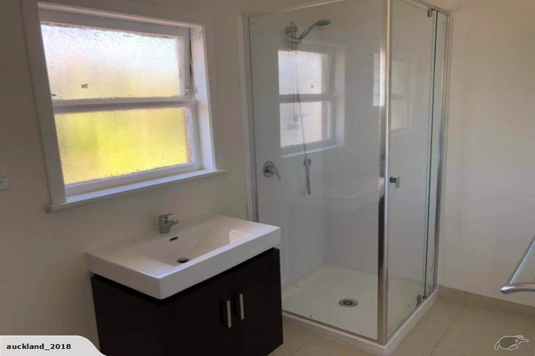 Photo of property in 104 Archibald Road, Kelston, Auckland, 0602