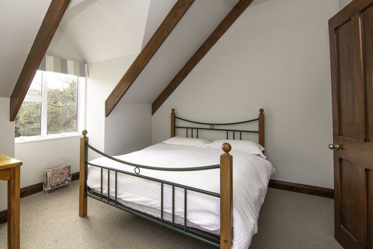 Photo of property in 200 Aokautere Drive, Fitzherbert, Palmerston North, 4471