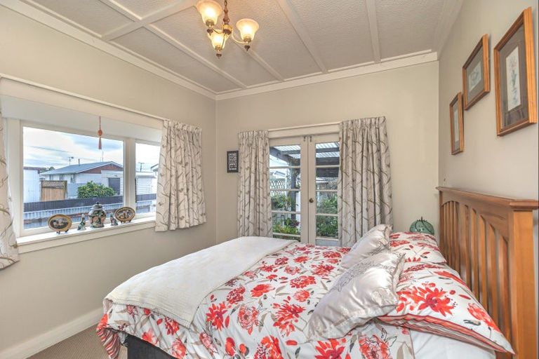 Photo of property in 48 Queenwood Road, Levin, 5510