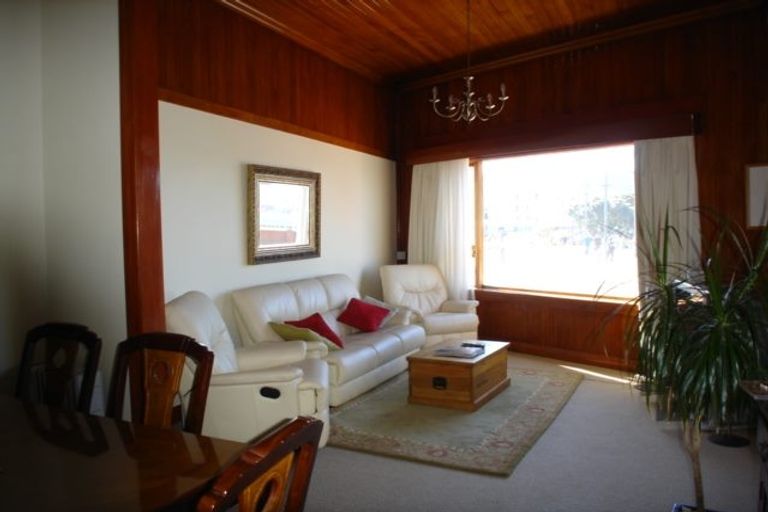 Photo of property in 82 Oriental Parade, Oriental Bay, Wellington, 6011