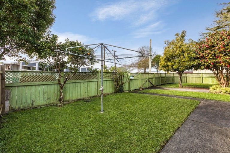 Photo of property in 2 Beazley Place, Glendene, Auckland, 0602