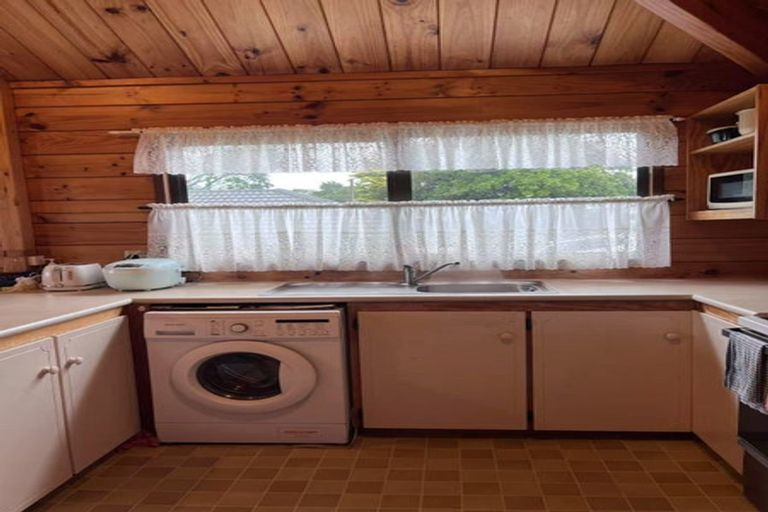 Photo of property in 86 Luckens Road, West Harbour, Auckland, 0618