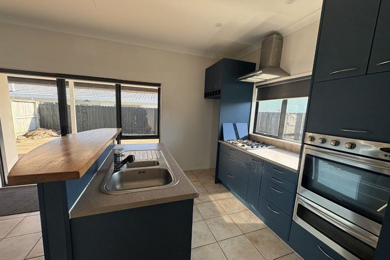 Photo of property in 76 Edgewater Drive, Pakuranga, Auckland, 2010