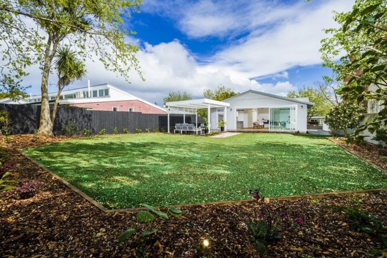 Photo of property in 10 North Avenue, Narrow Neck, Auckland, 0624