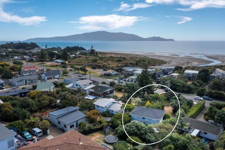Photo of property in 28 Field Way, Waikanae Beach, Waikanae, 5036