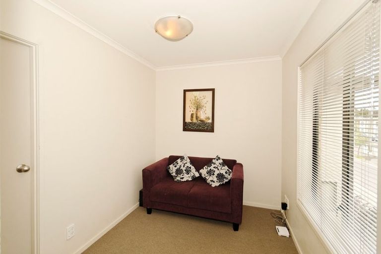Photo of property in 11 Barnea Circle, Glen Eden, Auckland, 0602