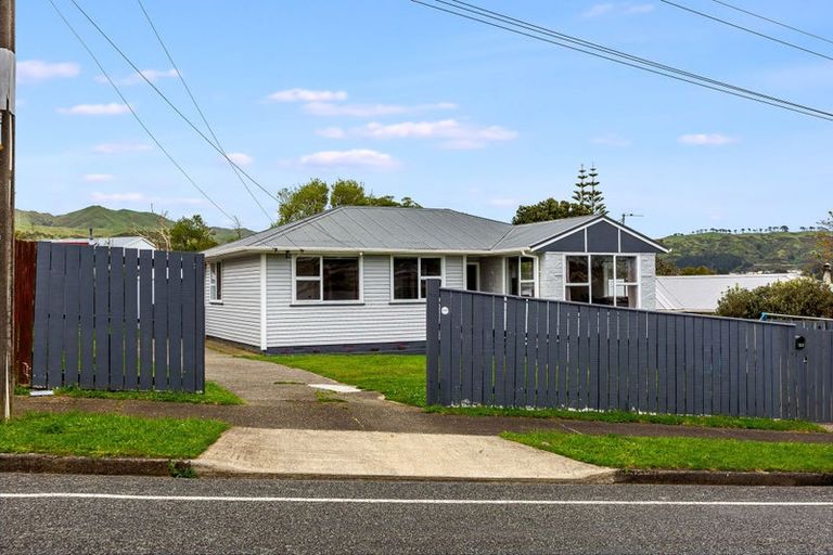 Photo of property in 100 Castor Crescent, Cannons Creek, Porirua, 5024