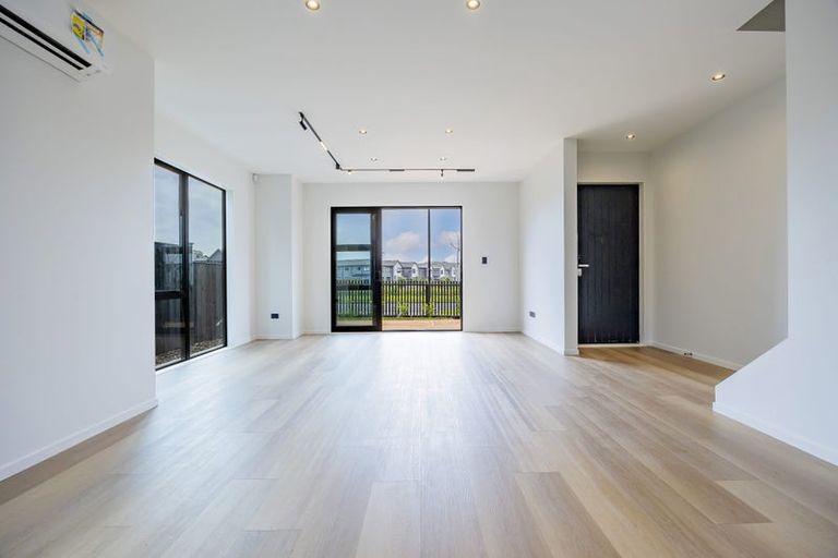 Photo of property in 8 Kartolina Crescent, Kumeu, 0810