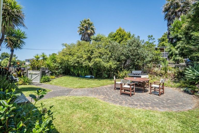 Photo of property in 1/237 Hepburn Road, Glendene, Auckland, 0602