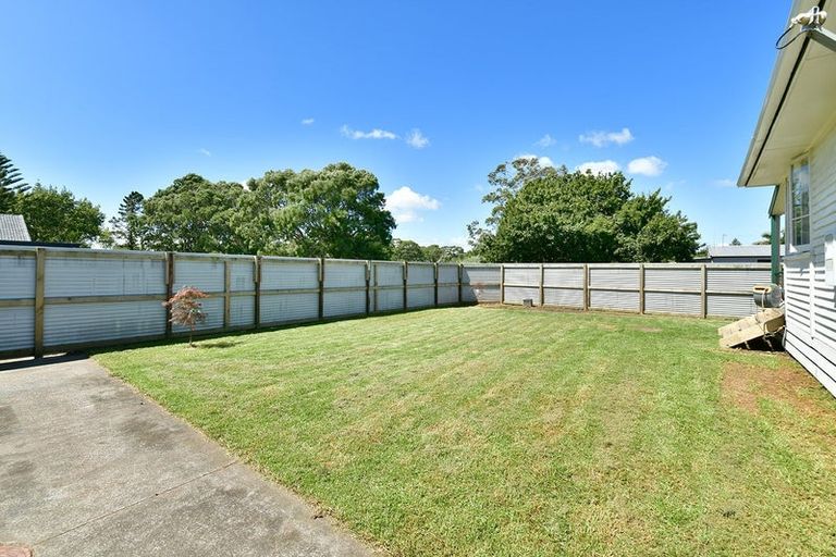 Photo of property in 2/11 Parakai Avenue, Parakai, 0830