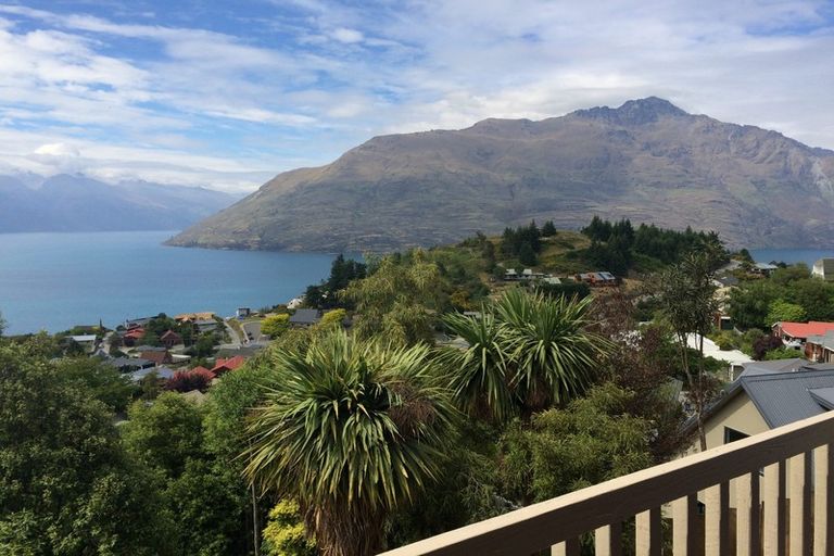 Photo of property in 12 Caples Place, Fernhill, Queenstown, 9300