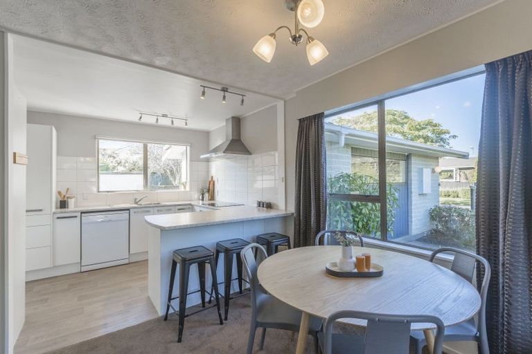 Photo of property in 15 Rosebank Grove, Waikanae, 5036
