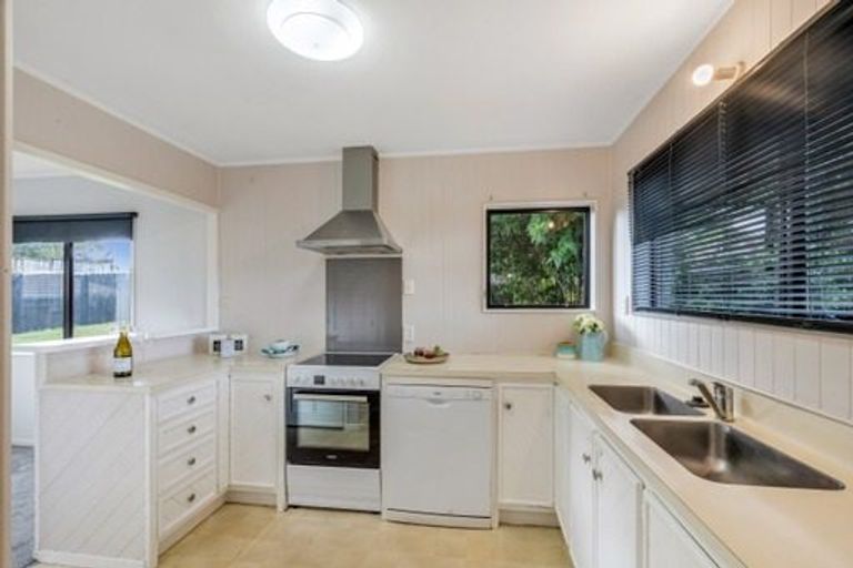 Photo of property in 1/42 Lexington Drive, Botany Downs, Auckland, 2010