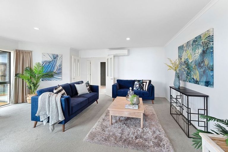 Photo of property in 52 Miles Crescent, Newlands, Wellington, 6037