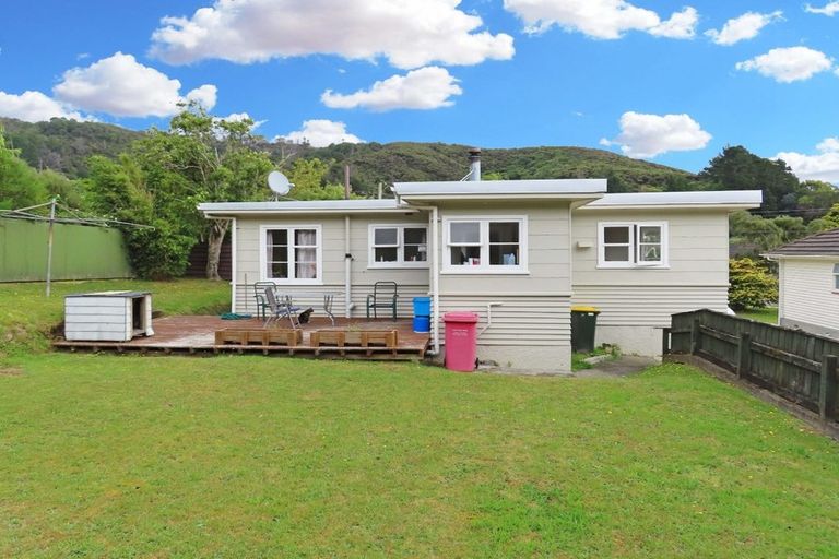 Photo of property in 77 Horoeka Street, Stokes Valley, Lower Hutt, 5019