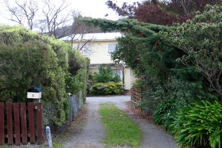 Photo of property in 5 Skipage Grove, Featherston, 5710