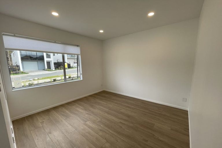 Photo of property in 17 Paparahi Place, Wainui, 0992