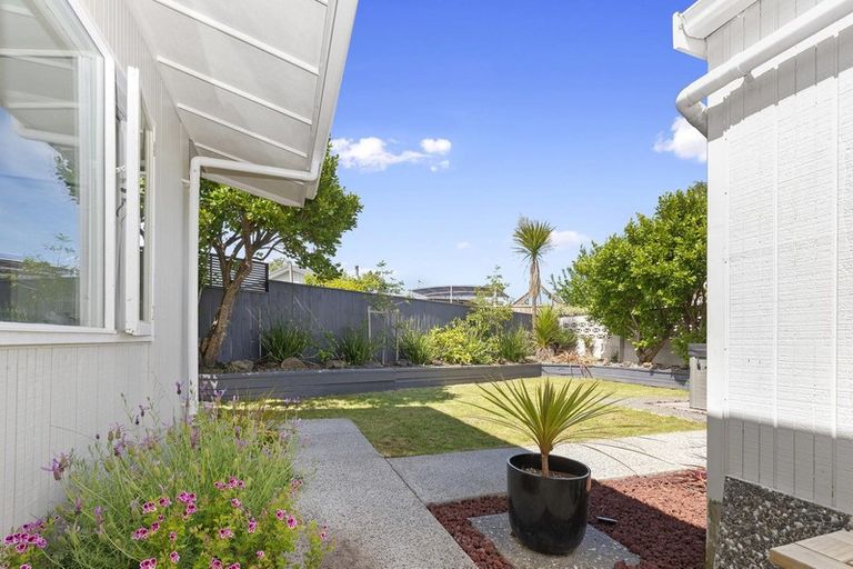 Photo of property in 97 Tiroroa Avenue, Te Atatu South, Auckland, 0610