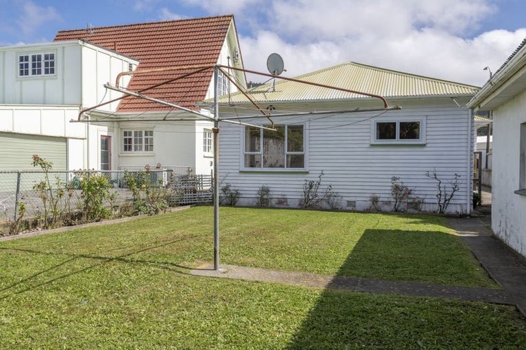 Photo of property in 16 Cambridge Street, Tawa, Wellington, 5028