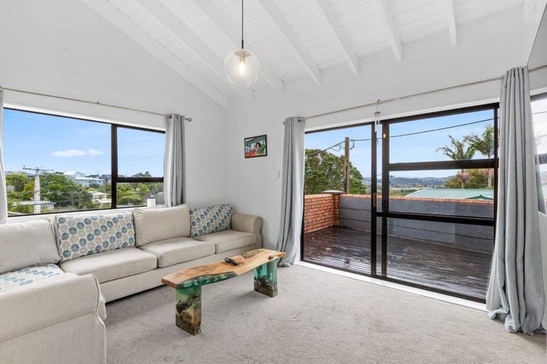 Photo of property in 9 Pohutukawa Avenue, Red Beach, 0932