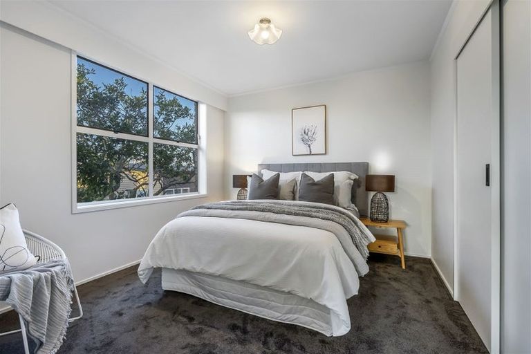 Photo of property in 2/307 Wairau Road, Totara Vale, Auckland, 0627