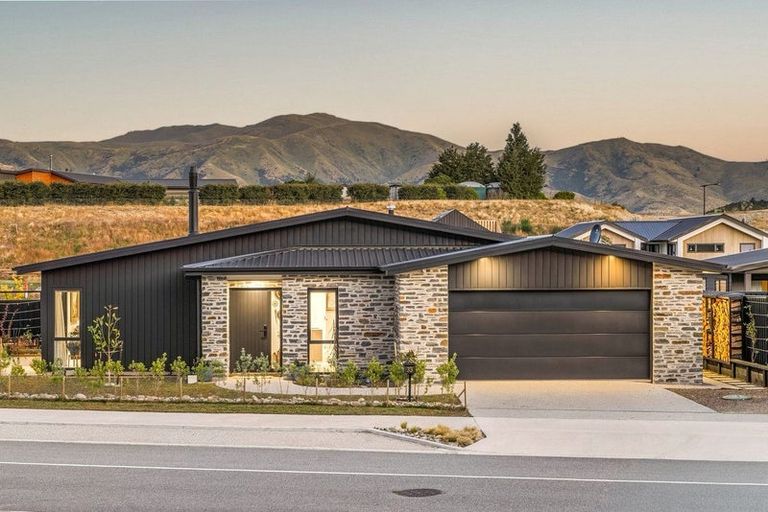 Photo of property in 33 Atkins Road, Luggate, Wanaka, 9382