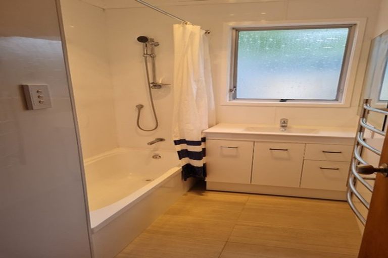 Photo of property in 4 Ballial Place, West Harbour, Auckland, 0618