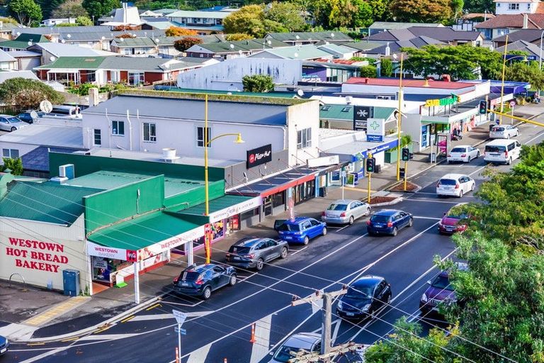 Photo of property in 10 Whitby Place, Westown, New Plymouth, 4310