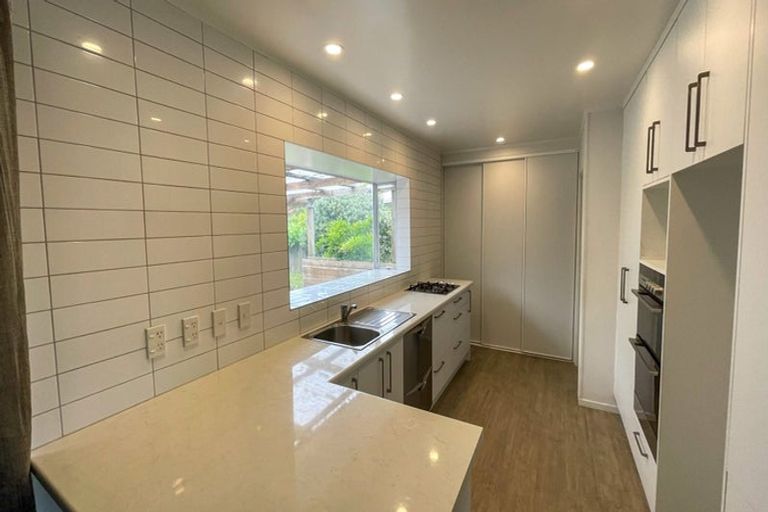 Photo of property in 15 Rerewai Place, Kelston, Auckland, 0602