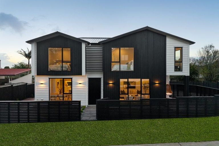 Photo of property in 8a Catalina Crescent, Forrest Hill, Auckland, 0620