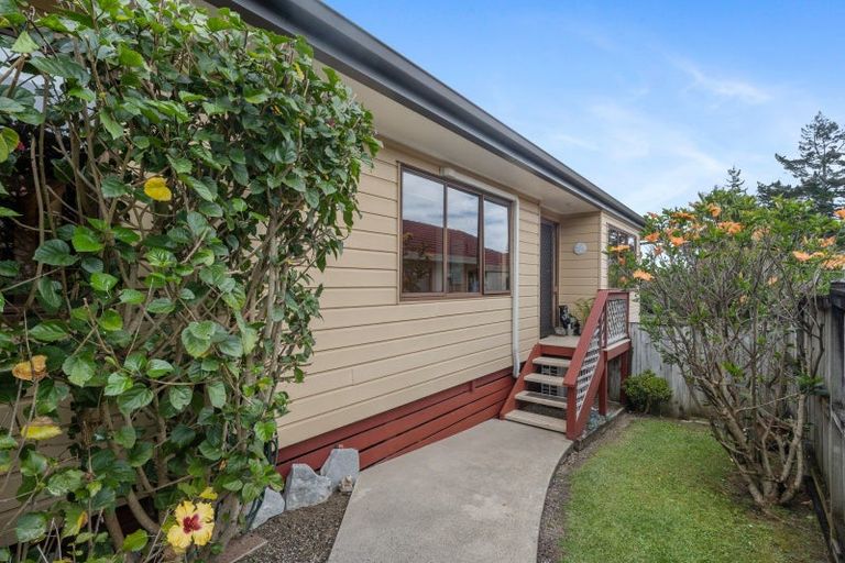 Photo of property in 18 Lochend Place, Highland Park, Auckland, 2010