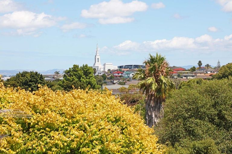 Photo of property in 26 Kingsclere Place, Goodwood Heights, Auckland, 2105