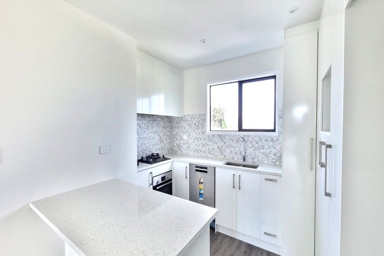 Photo of property in 2b Glenvil Lane, Te Atatu Peninsula, Auckland, 0610