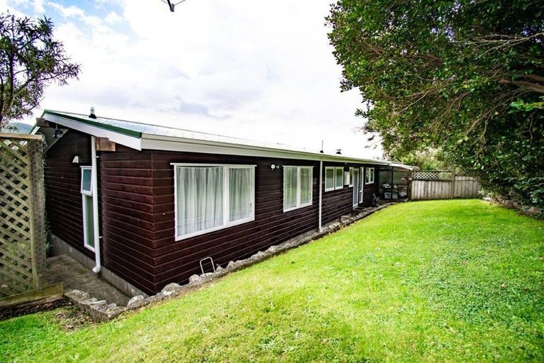 Photo of property in 6 Spicer Place, Tawa, Wellington, 5028