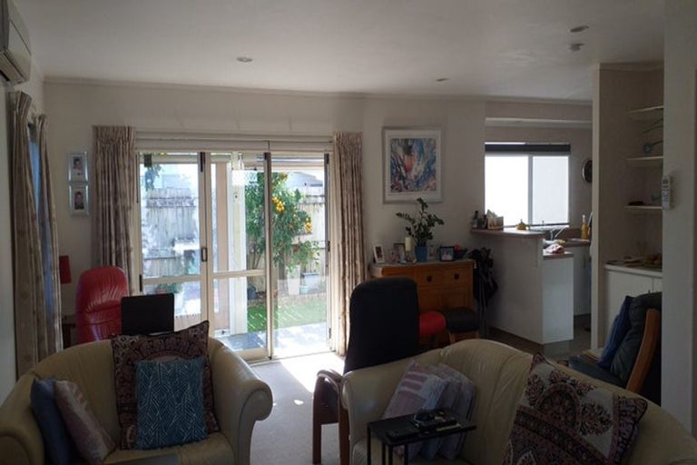 Photo of property in 2/32 Park Road, Glenfield, Auckland, 0629