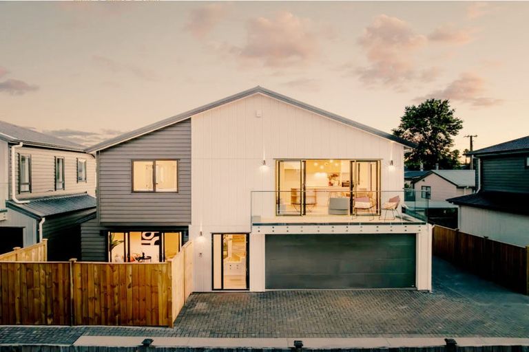 Photo of property in 3b Dawnhaven Drive, Te Atatu Peninsula, Auckland, 0610