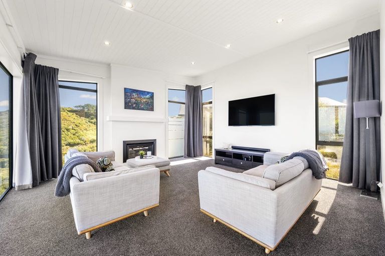 Photo of property in 17 Promontory Crescent, Newlands, Wellington, 6037