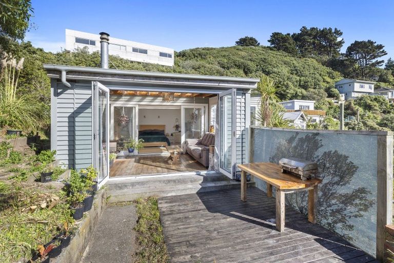 Photo of property in 25 Hungerford Road, Lyall Bay, Wellington, 6022