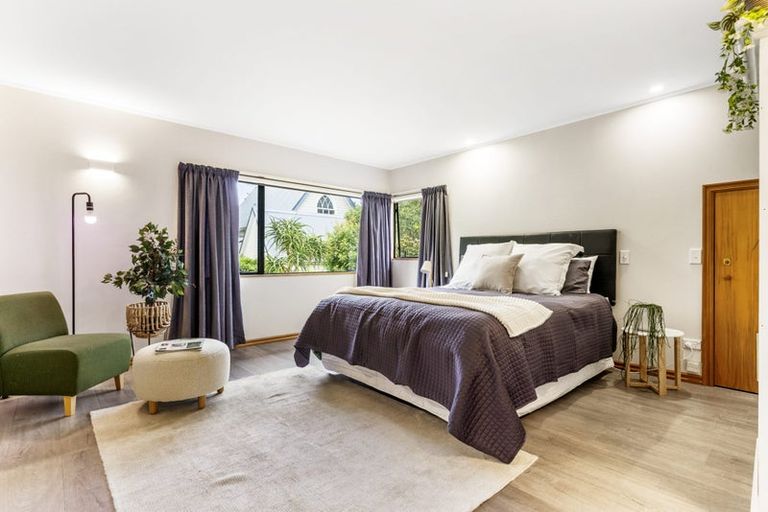 Photo of property in 12 La Roche Place, Northcote, Auckland, 0627