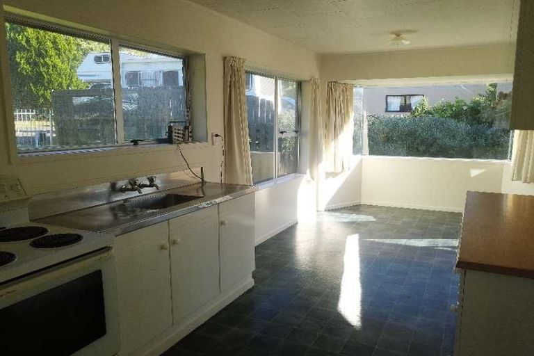 Photo of property in 1/46 John Dee Crescent, Red Beach, 0932