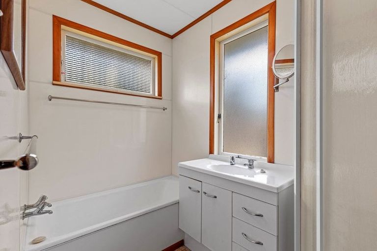 Photo of property in 15 Lauderdale Road, Birkdale, Auckland, 0626